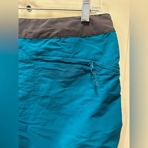 Patagonia Women’s Wavefarer Boardshorts 5” Teal color outdoors , size 8 - Picture 4 of 7